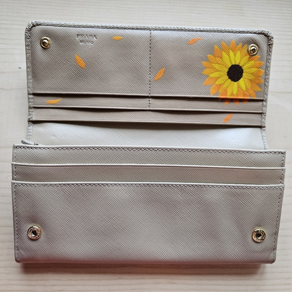 Buyers Appreciation Giveaway 🌻 Hand painted Prada - Picture 2 of 9
